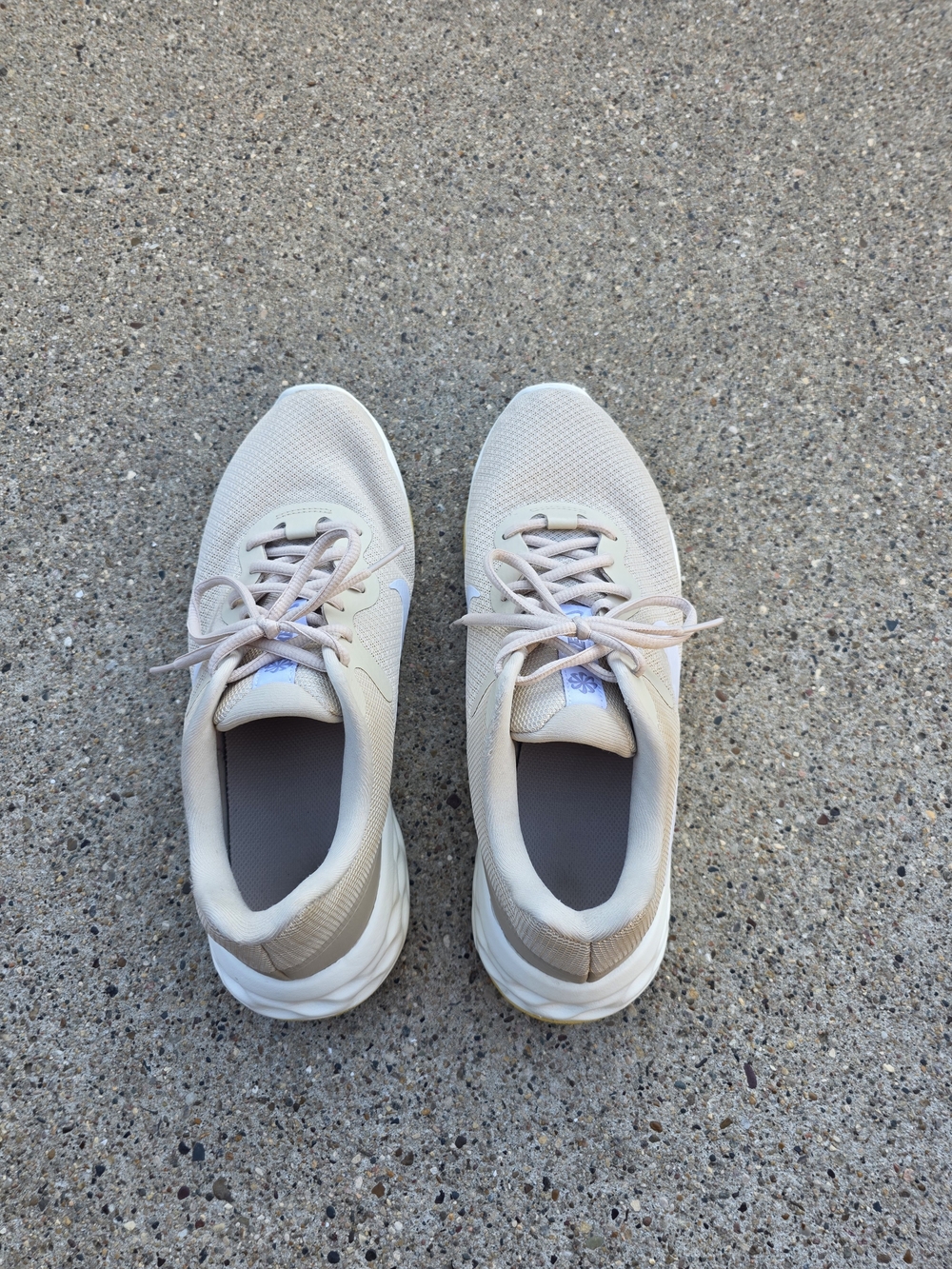Nike Women's Beige Lightweigt Sneaker  Size 10.5 - Picture 15 of 15